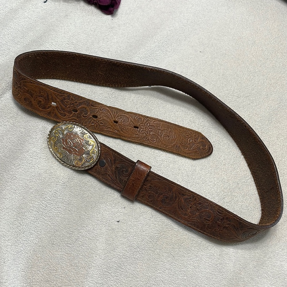 Girl’s Tony Lama western belt.